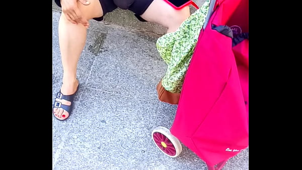 Bug pussy and pretty r&eacute;d toes italian granny 