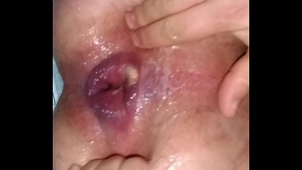 Metendo o tubo de creme no cuzinho