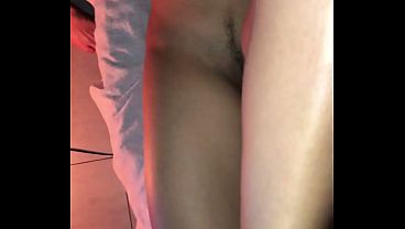 Essa casadinha brasileira &eacute; muito puta! Marido chamou o funcionario para sua casa e o safado pauzudo fudeu a esposinha do corno e a safada ainda humilhou o corno. 