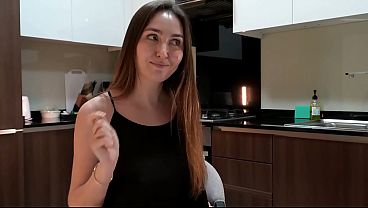 Madrasta Me Faz Um Boquete Secreto Na Cozinha Depois De Me Olhar O Pau