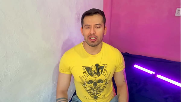 profesor le da leche en la boca a su alumno universitario 