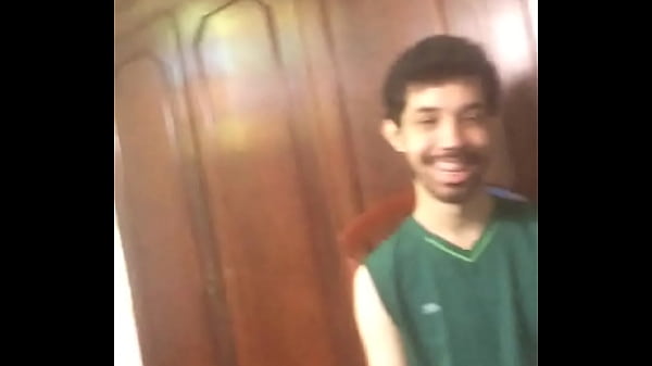 Novinho seduzindo garoto jogando PS2