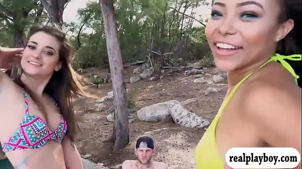 Nonton Two Curvy Women Sucking Off And Foursome In The Park thumbnail