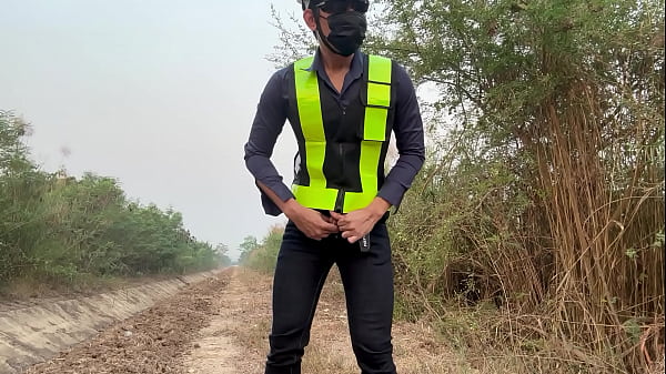 Play MP4 - Engineer comes to work before work time