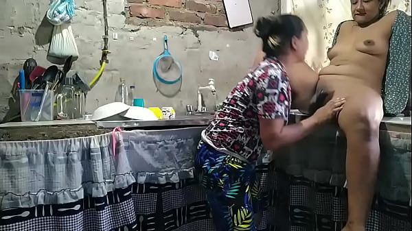 ya que_mi marido no se_encuentra en la_ciudad llamo a mi mejor_amiga para tenersexo lésbico salvaje