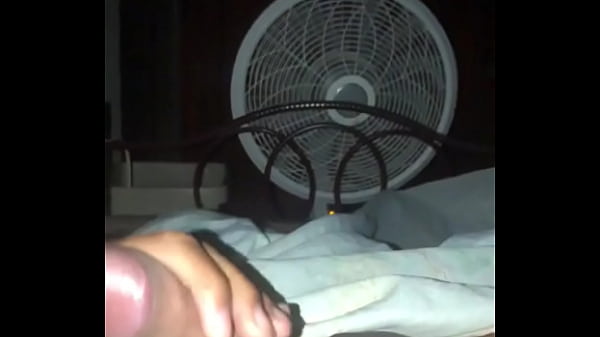 Me masturbo en el cuarto mientras no hay nadie en casa 