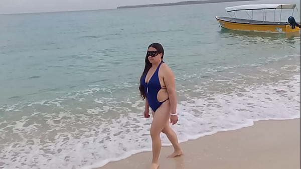 Esposa Exhibicionista En La Playa Con Tanga Caminando. El Cuerno Voyeur Filmando Todo Al Final Deja Que La Folle Un Extra&ntilde;o 2 thumbnail