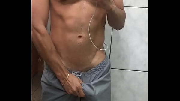 Play MP4 - Batendo uma e gozando no banheiro em frente ao espelho