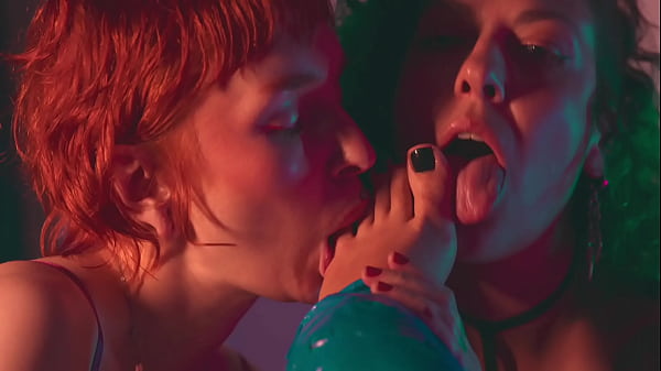 A tongue fits quite nicely between these toes 