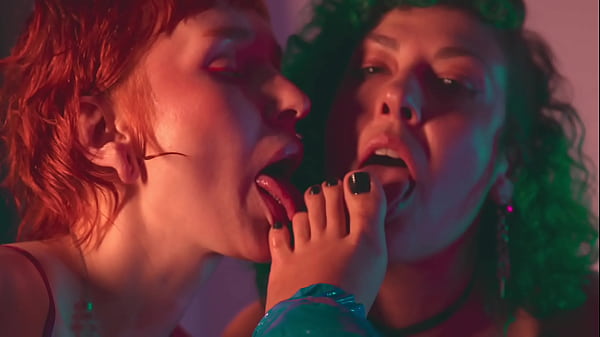 A tongue fits quite nicely between these toes