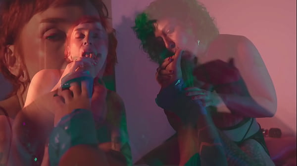 A tongue fits quite nicely between these toes