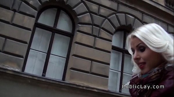 Guy picks up_topless_dj in public forprovateshow