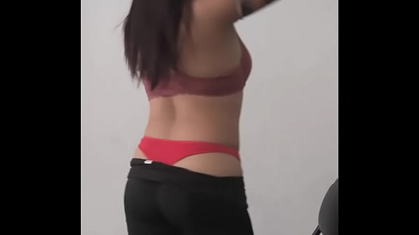 La perra es una zorra y celebra una nueva era ella es mi hermanastra la tetona caliente