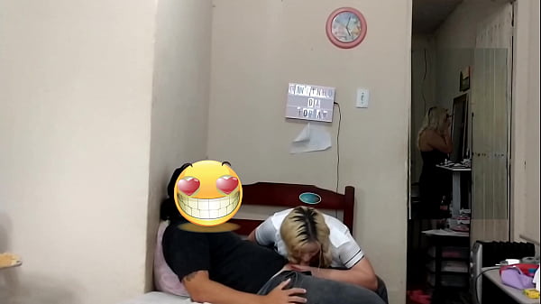 Colegial fode com padrasto_nas costas_da mamãe