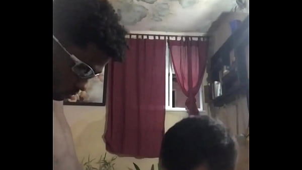 Play MP4 - Maloka casado esperou a mulher sair pra meter comigo na encolha