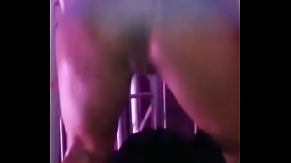 Gostosa safada dan&ccedil;ando em baile funk sem calcinha 