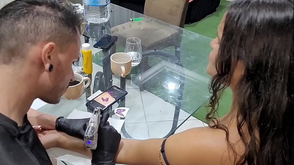 Play MP4 - Tatuagem na minha garota em troca de buceta