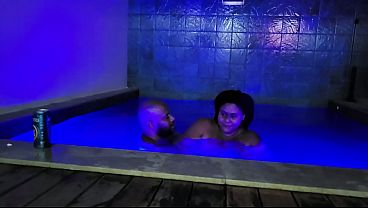 MADRASTA ESTAVA TOMANDO BANHO PELADA QUANDO SEU ENTEADO ENTRA E FODE ELA 