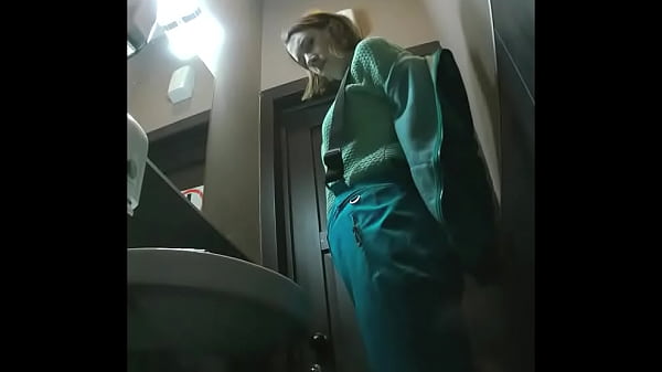 Play MP4 - MOV 96&period; Girls piss in the toilet of the cafe