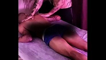 O corpo dele entregando todo o tes&atilde_o na maca