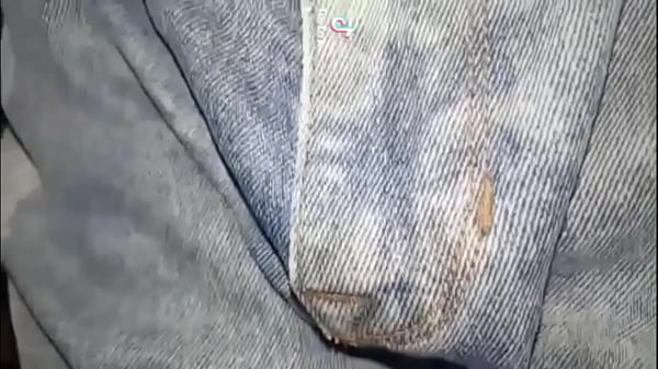 Pa&ntilde;al de tela orinado con pantalon jeans marca tenis y m&uacute;ltiples orgasmos 
