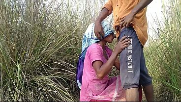 पति ने बाहर झाड़ी में चोद दिया देसी इंडियन thumbnail