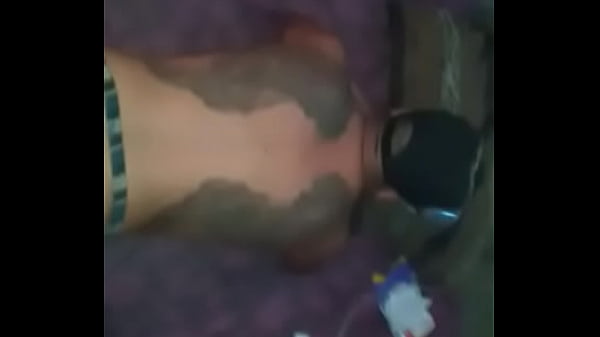 Comiendome un rico Matate y dejando que me parta el culo en dos. 