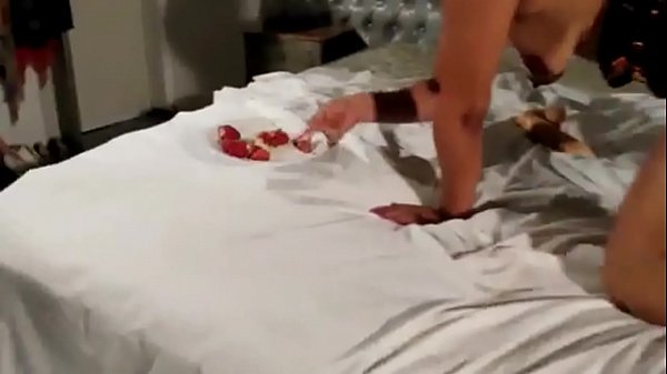 Play MP4 - puta aburrida  arma  orgia por internet 2