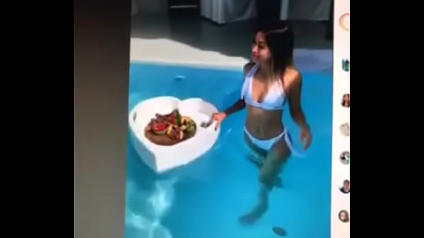 Nonton Don&rsquo;t Care What People Wanna Say About Her - She Sexy As Hell thumbnail