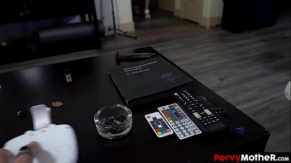 Nonton Kink Mommy Tries To Reprend Her Stepson But Ends Getting Fucked thumbnail