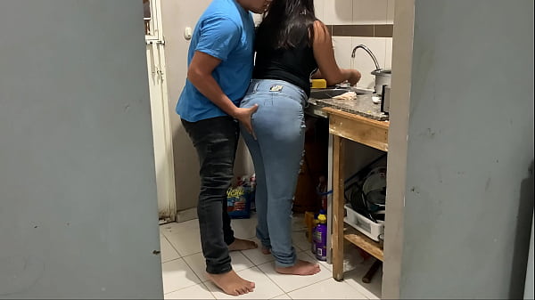 Mi amiga caliente lava platos y aprovecho para culiarla rico casi nos descubren