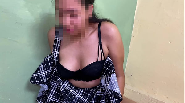 Yo siempre quiero ser la mejor alumna y para lograrlo el cogerme a mi profesor es la mejor manera porque me encanta muchisimo el placer sin censura en red submissiveadventures