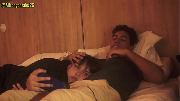 Play MP4 - Tengo sue&ntilde;o hermanastro&comma; dejame acostarme en tus piernas&comma; pero no metas tu pene en mi boca por favor&excl;&excl;