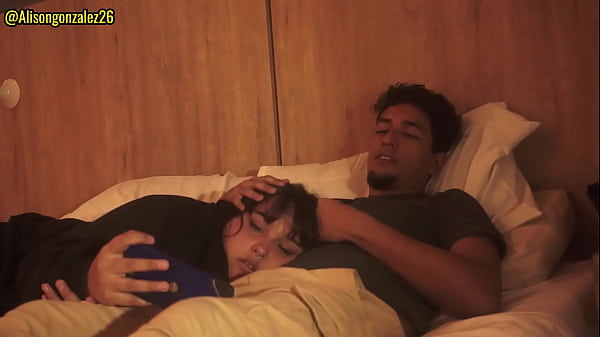 Tengo sueño hermanastro dejameacostarme en tus piernas pero no metas_tu pene_en mi boca por favor