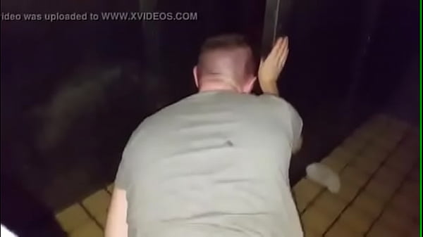 Dando o cuzinho no banheiro 