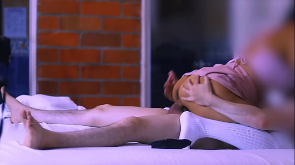 hermanastro mayor y la amiga de_su hermanastra en el lugar dondese escaparon