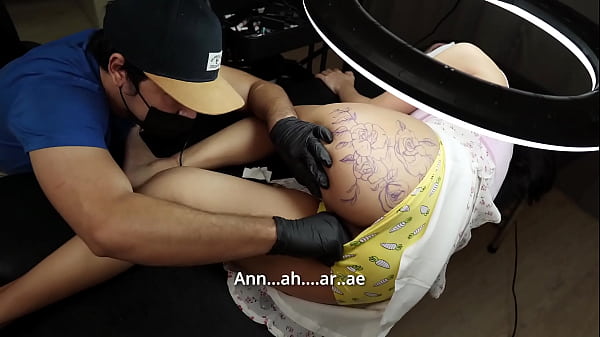 Play MP4 - Big Ass girl while tattoo &comma;feeling horny and seduce the artist