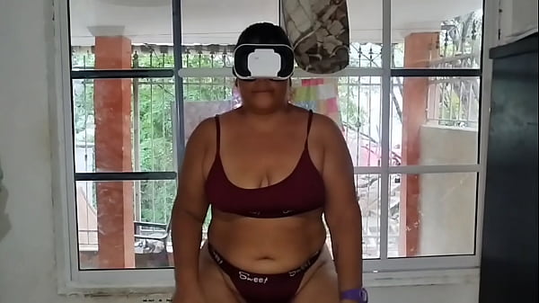Nonton Una Gordita Con Un Culo Enorme Usa Gafas De Realidad Virtual. El Viejo Padrastro Pervertido La Mira Y Aprovecha Para Chuparle El Co&ntilde;o Peludo Y Termina Foll&aacute;ndola Hasta Dejarle Toda La Leche En La Cara thumbnail