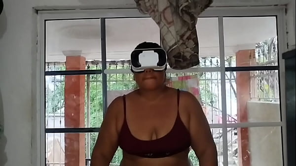 Una gordita con un culo enorme usa gafas de realidad virtual el viejo padrastro pervertido la mira y aprovecha para chuparle el co&ntilde;o peludo y termina foll&aacute;ndola hasta dejarle toda la leche en la cara 