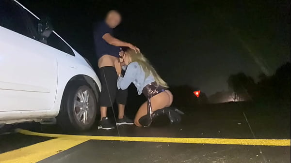 Macho Dotado Fudendo Cuzinho Da Puta Na Beira Da Estrada thumbnail