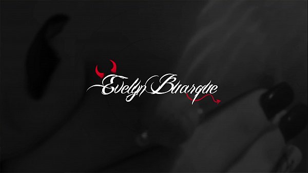 Play MP4 - Evelyn Buarque hidratando os p&eacute;s com goza  &ast; Jhoe Dias &ast;