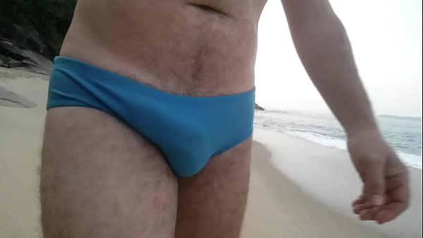 Play MP4 - Walking on the beach