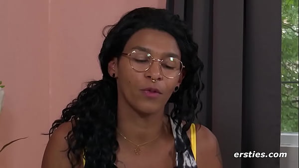 Glasdildo undAuflegevibrator für eine nette Deutsche