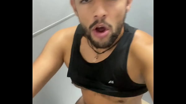 Dois Passivos Sendo Fodidos Ao Mesmo Tempo No Box Do Banheiro P&uacute;blico. thumbnail