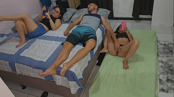 Play MP4 - Esposa teve a m&aacute; ideia de dividir o quarto com sua Amiga