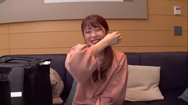 宅配ちゃん 2件目 配達先でセフレを調達するオルチャン宅配ちゃんをゲット黒ストが映える長身美脚でスニーカー扱き 自己主張の強い乳首をこねくり回しおかわりセックスでエビ反る全身性感帯娘