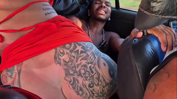 Play MP4 - Fudendo a morena e a loira no pelo dentro do carro em movimento&period;