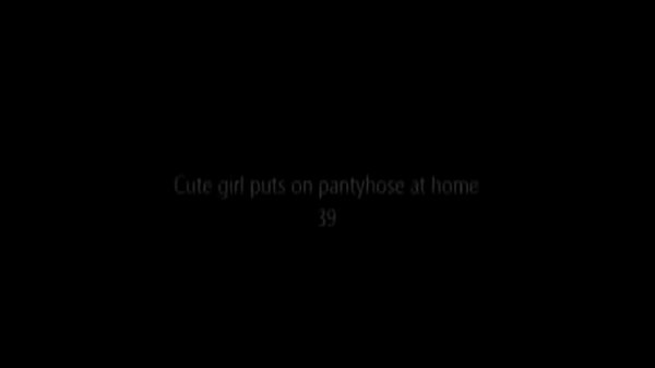 Nonton Cute Girl Puts On Pantyhose At Home 39 thumbnail