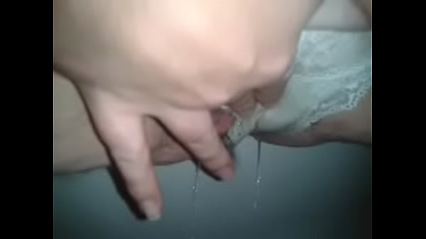 Play MP4 - pissing in my sexy wet panties