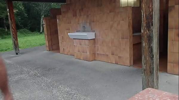 Play MP4 - visite nu du parking et des toilettes d'une aire de repos